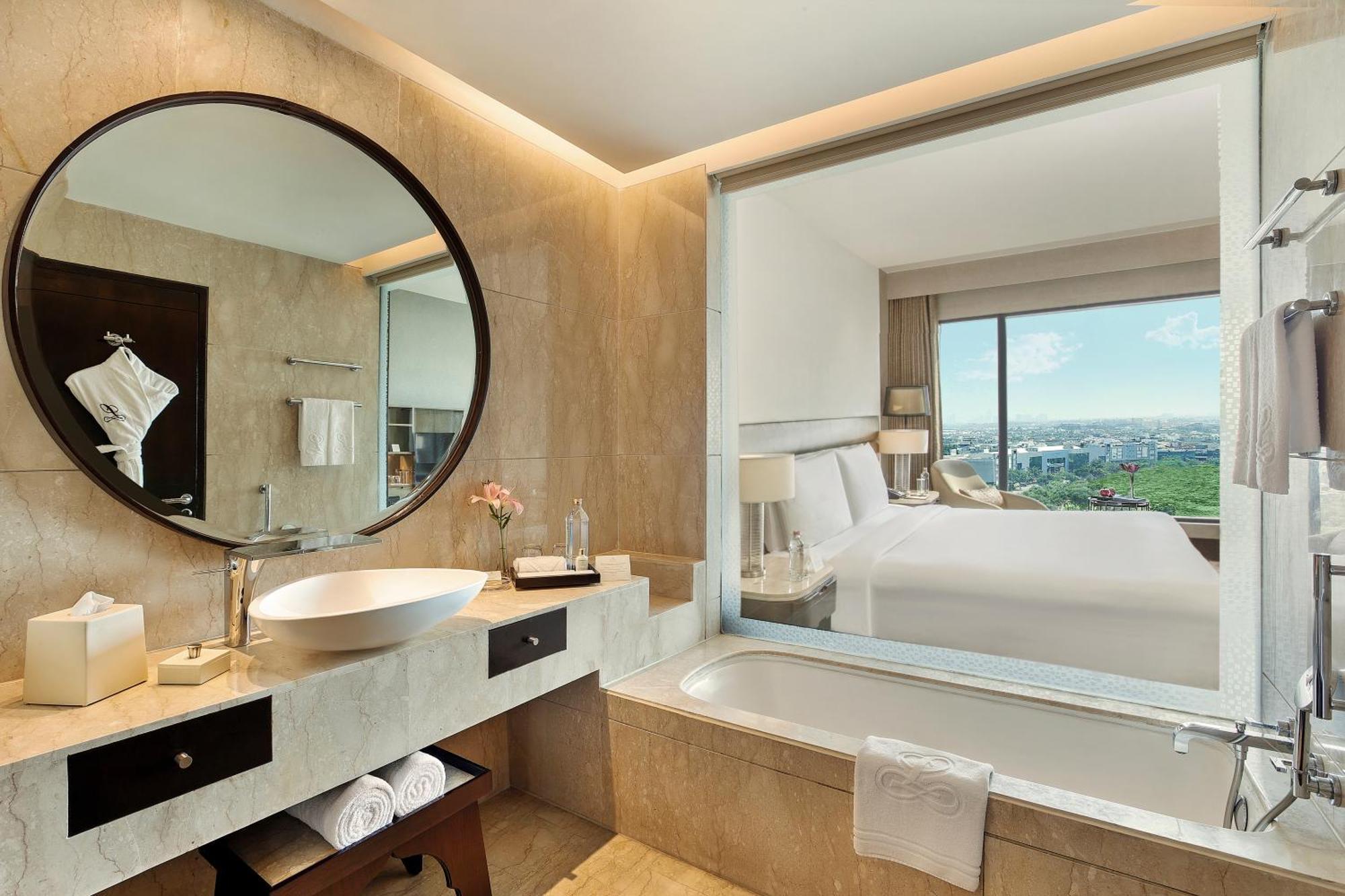 The Leela Ambience Convention Hotel Delhi Нью-Дели Экстерьер фото
