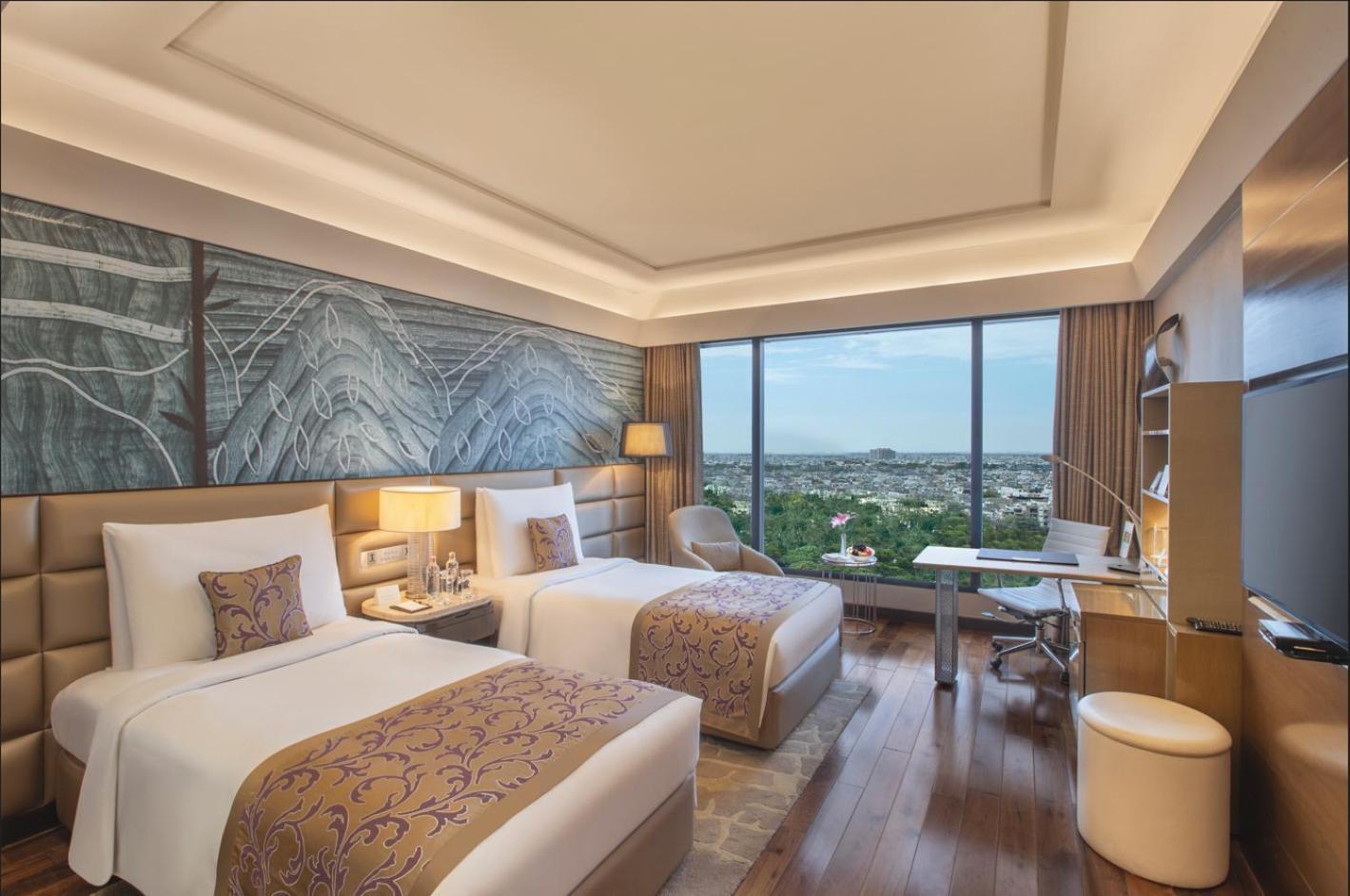 The Leela Ambience Convention Hotel Delhi Нью-Дели Экстерьер фото