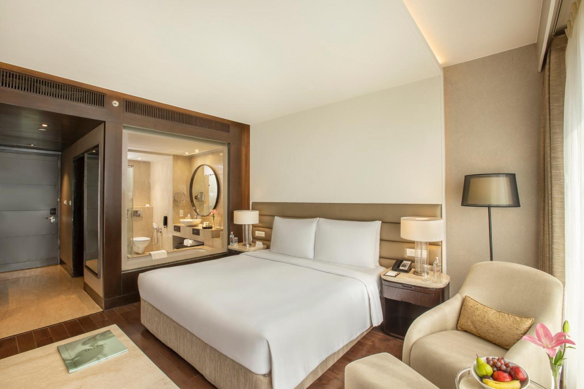 The Leela Ambience Convention Hotel Delhi Нью-Дели Экстерьер фото