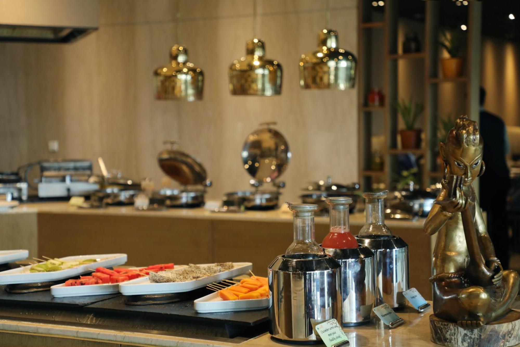 The Leela Ambience Convention Hotel Delhi Нью-Дели Экстерьер фото A buffet at a hotel