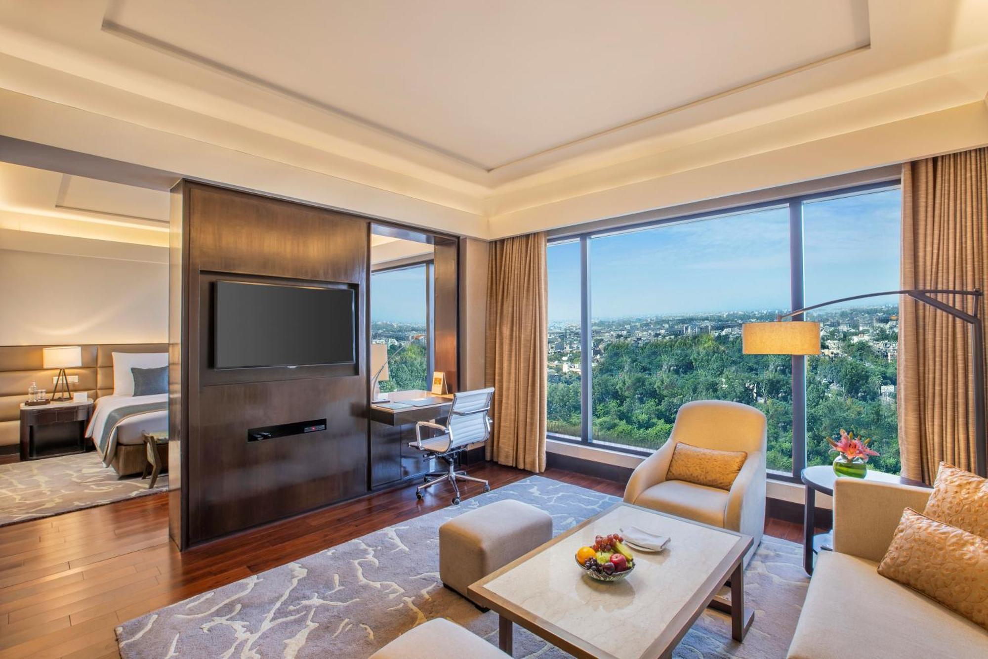 The Leela Ambience Convention Hotel Delhi Нью-Дели Экстерьер фото Suite at the hotel