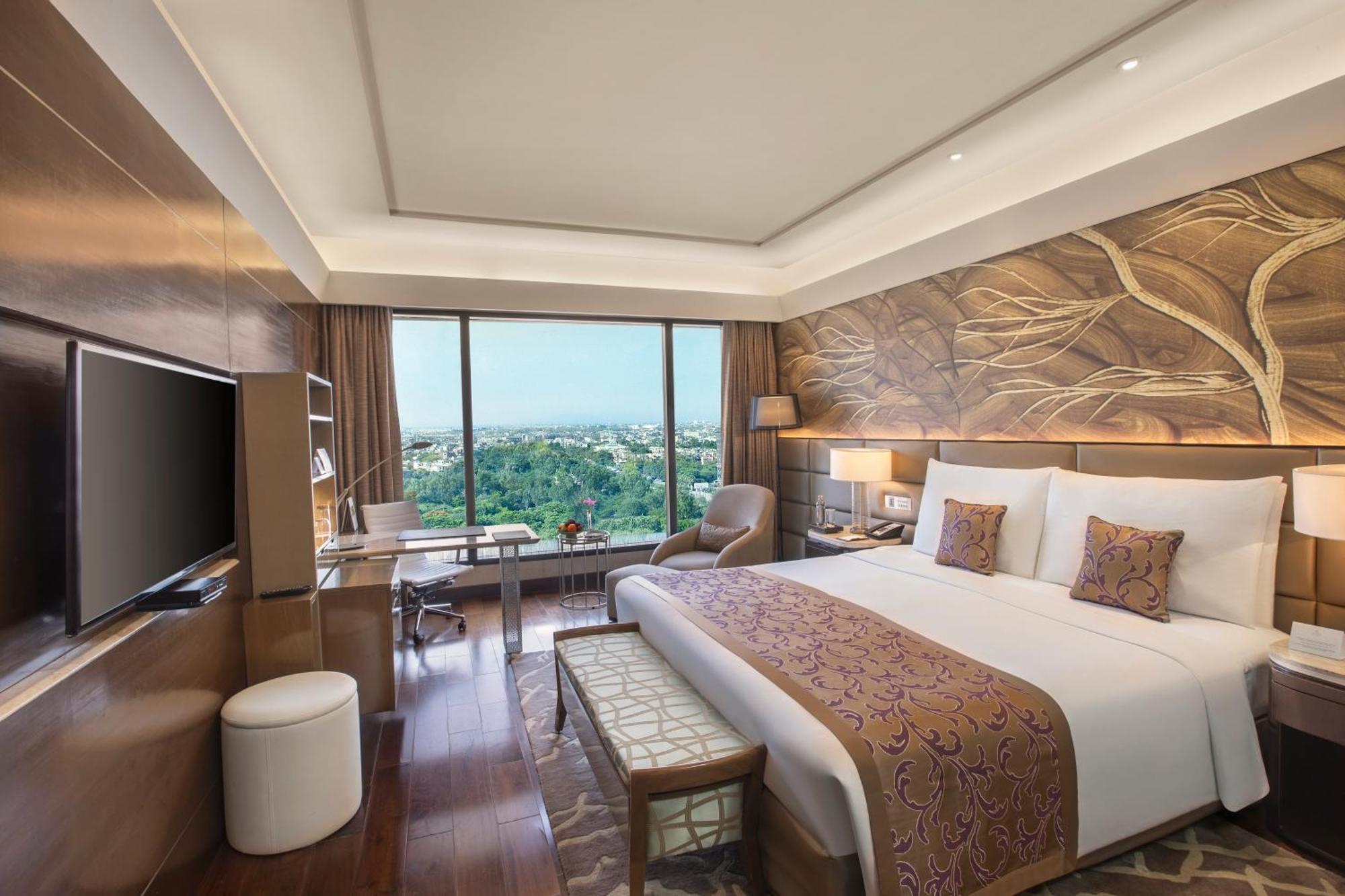 The Leela Ambience Convention Hotel Delhi Нью-Дели Экстерьер фото