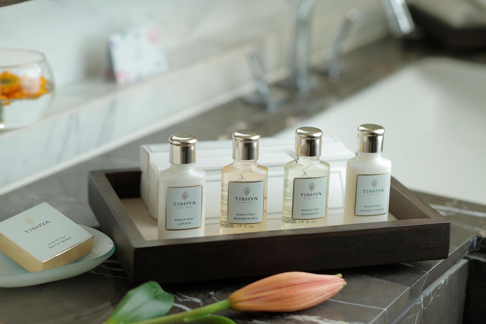 The Leela Ambience Convention Hotel Delhi Нью-Дели Экстерьер фото A selection of toiletries by ESPA