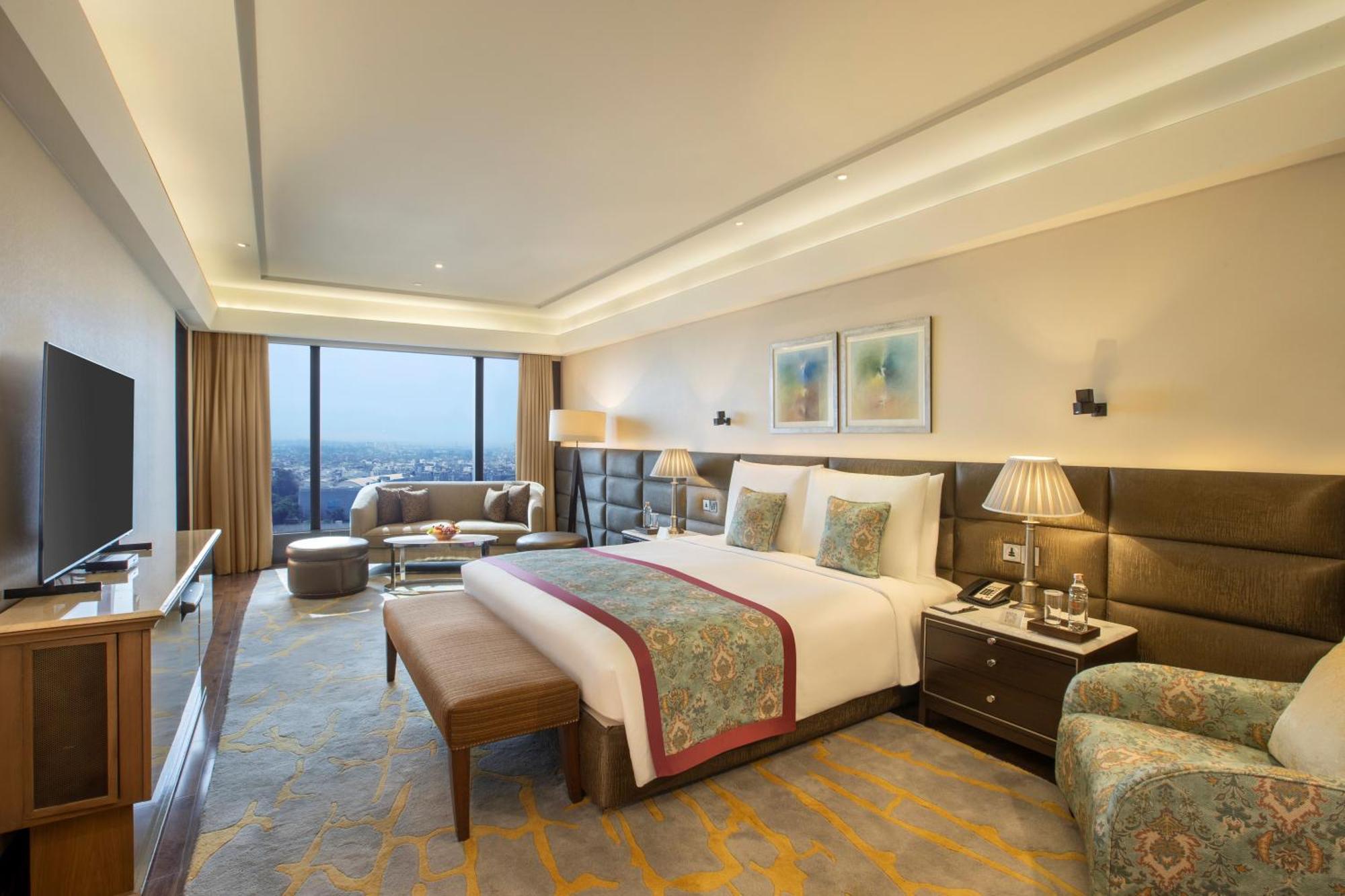 The Leela Ambience Convention Hotel Delhi Нью-Дели Экстерьер фото A suite at the Taj Bengal