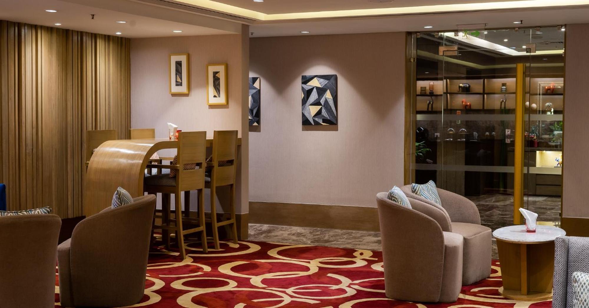 The Leela Ambience Convention Hotel Delhi Нью-Дели Экстерьер фото The interior of the lounge