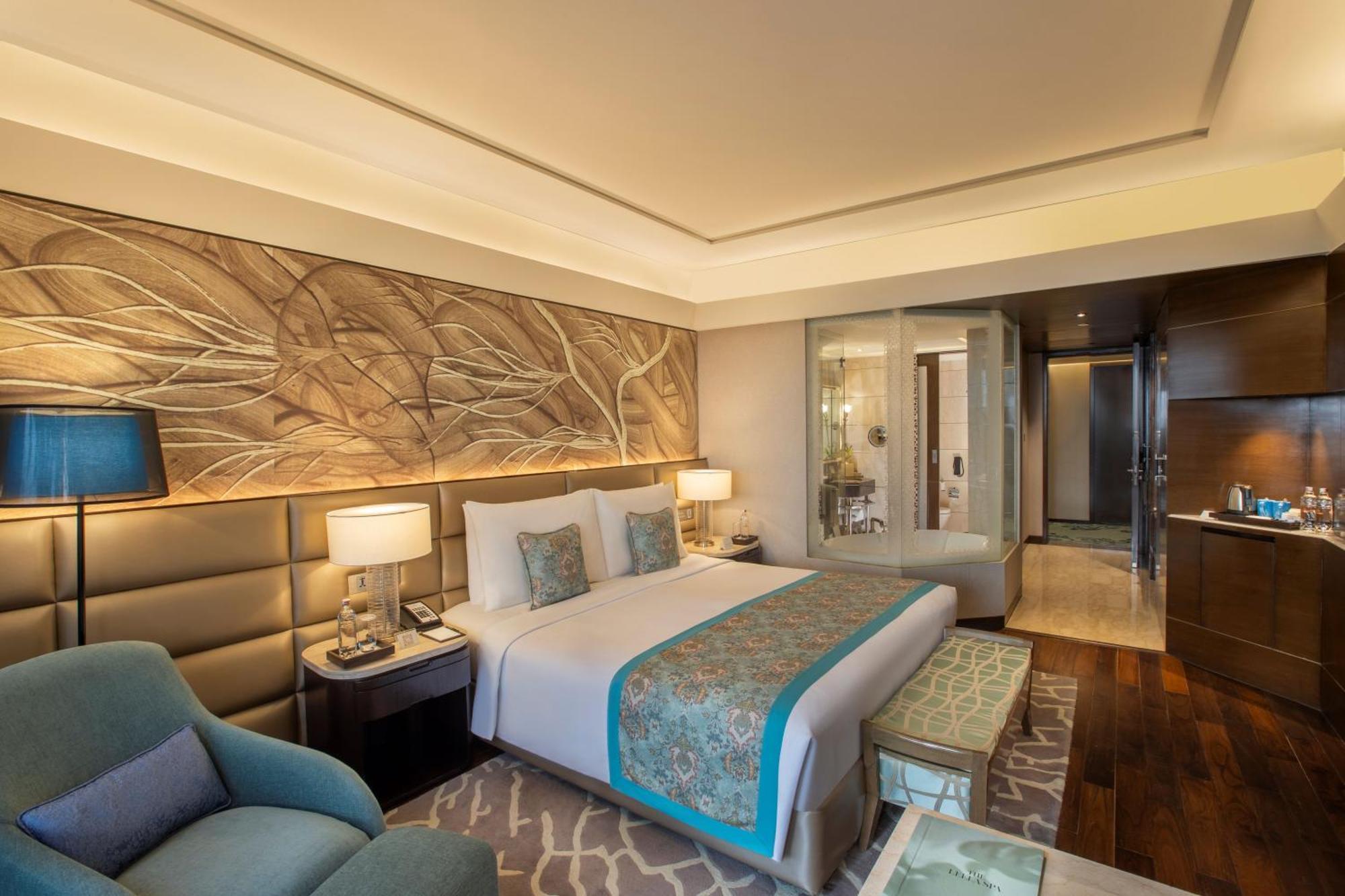 The Leela Ambience Convention Hotel Delhi Нью-Дели Экстерьер фото Deluxe Room