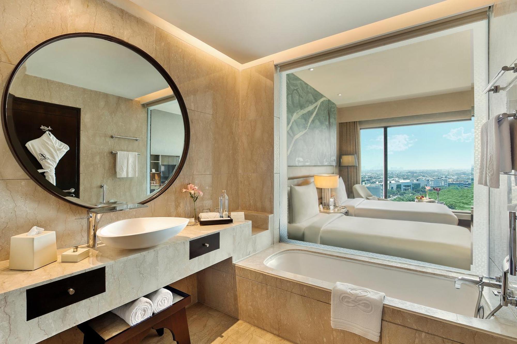 The Leela Ambience Convention Hotel Delhi Нью-Дели Экстерьер фото Bathroom