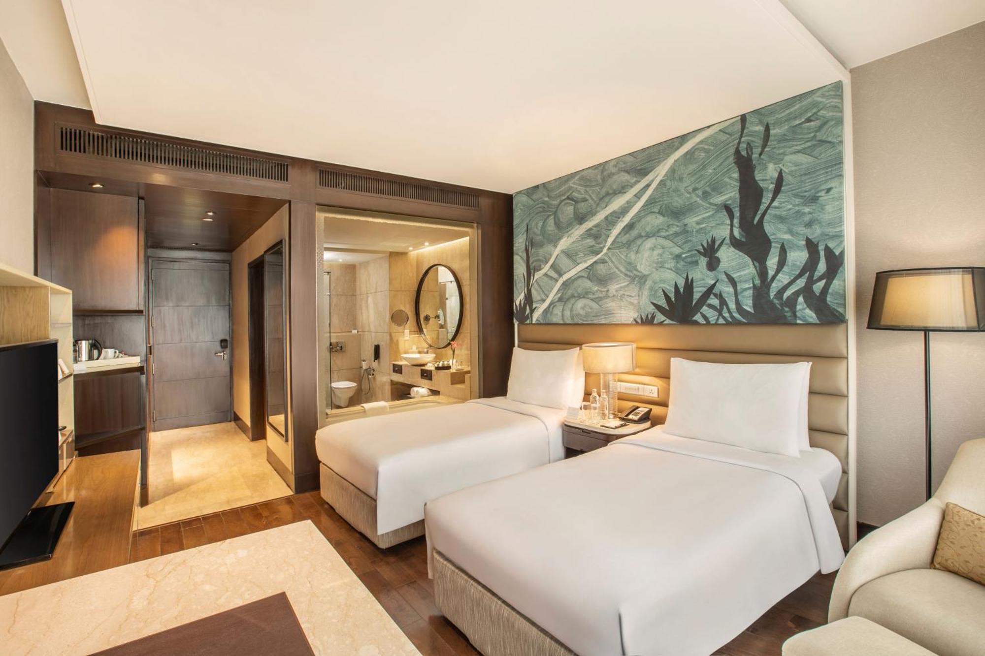 The Leela Ambience Convention Hotel Delhi Нью-Дели Экстерьер фото Deluxe Room