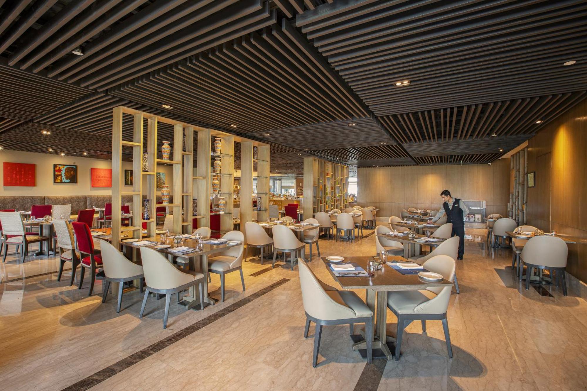 The Leela Ambience Convention Hotel Delhi Нью-Дели Экстерьер фото The restaurant