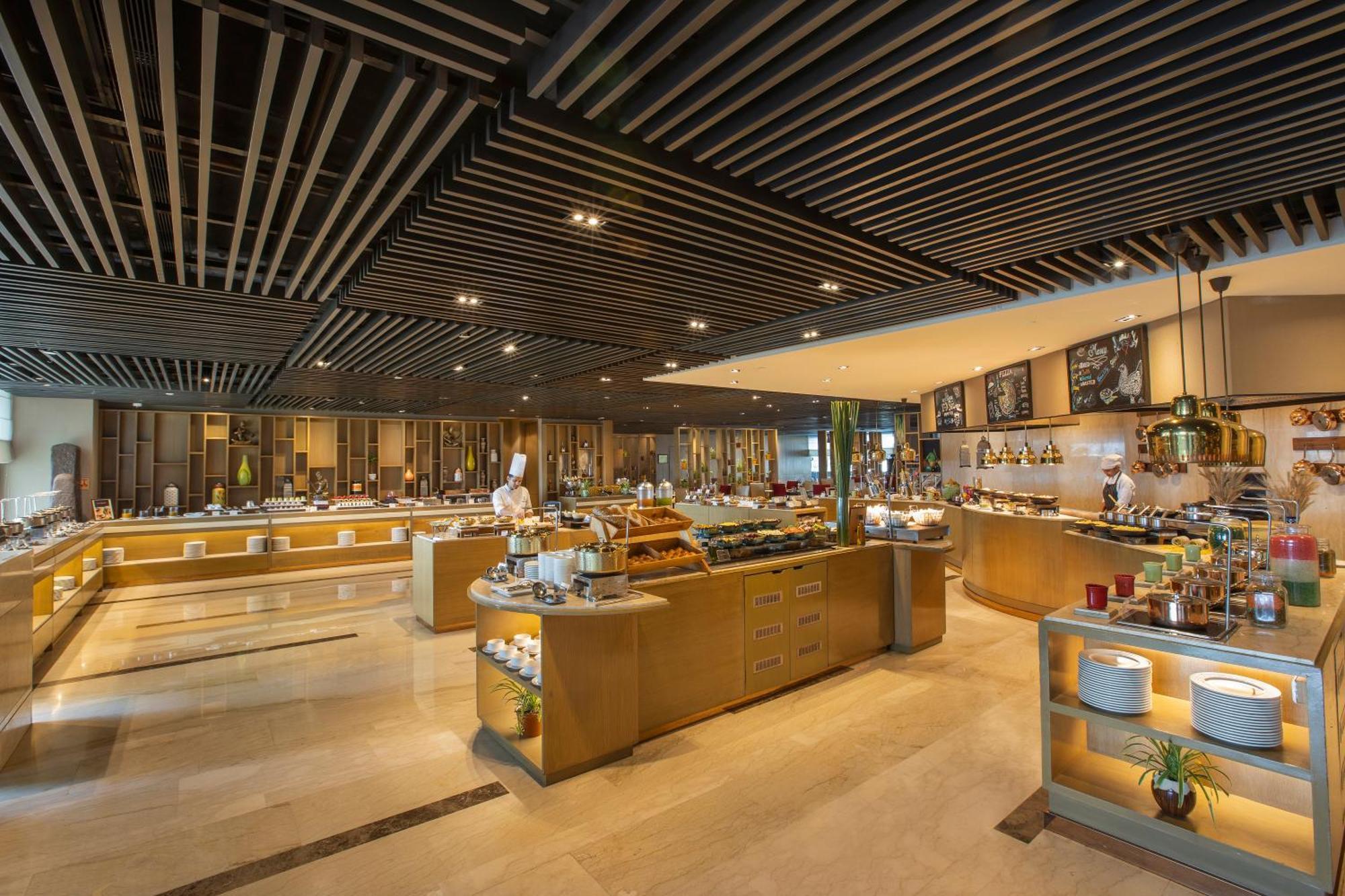 The Leela Ambience Convention Hotel Delhi Нью-Дели Экстерьер фото The buffet at the hotel