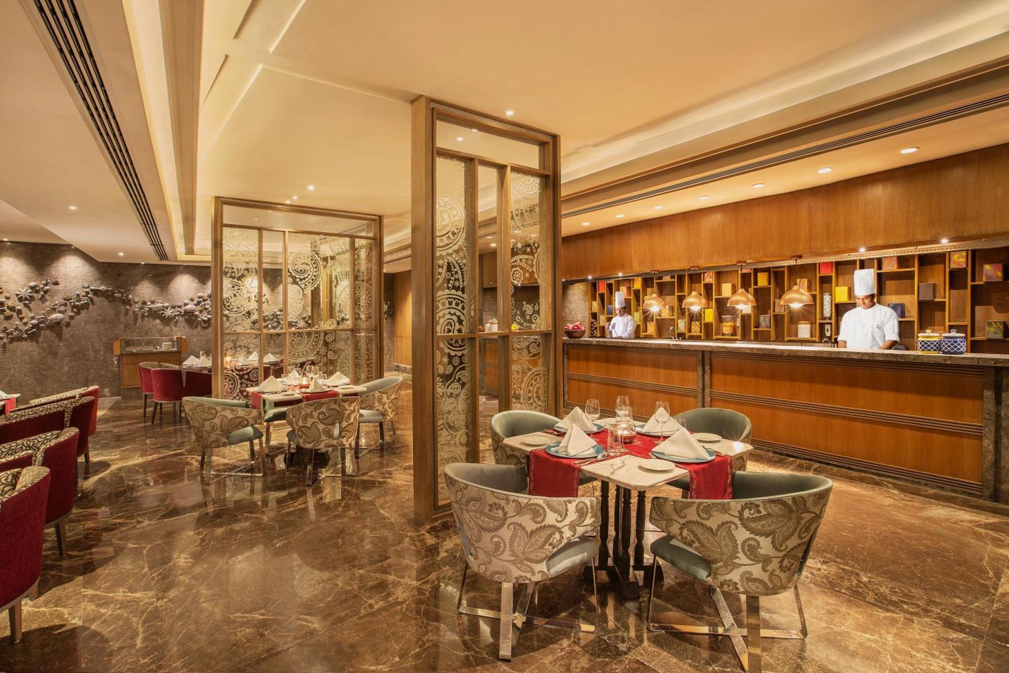 The Leela Ambience Convention Hotel Delhi Нью-Дели Экстерьер фото The Bar