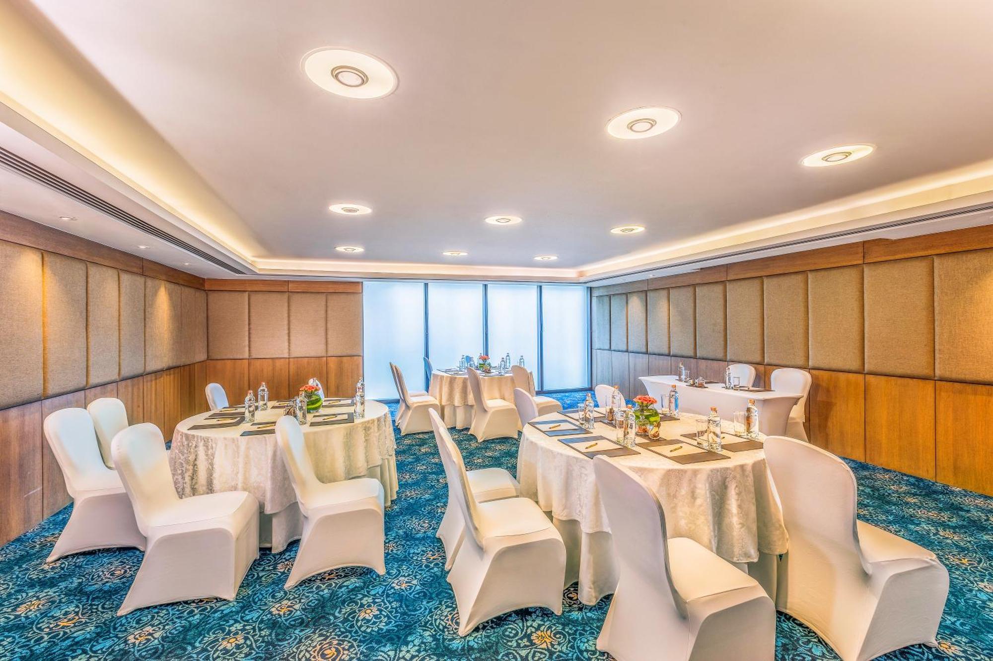 The Leela Ambience Convention Hotel Delhi Нью-Дели Экстерьер фото Meeting room