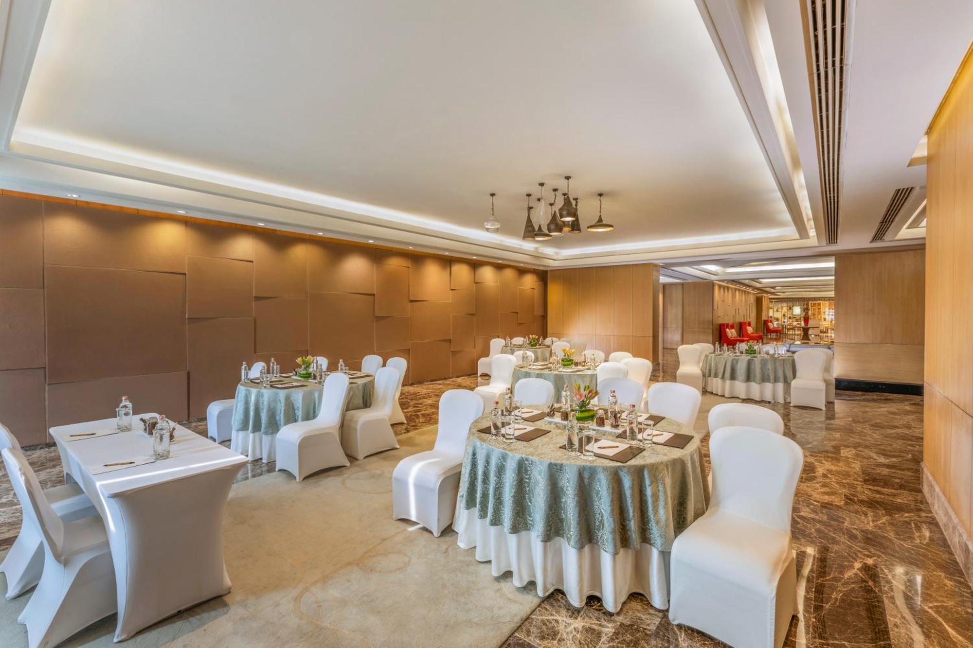 The Leela Ambience Convention Hotel Delhi Нью-Дели Экстерьер фото The Imperial Ball Room