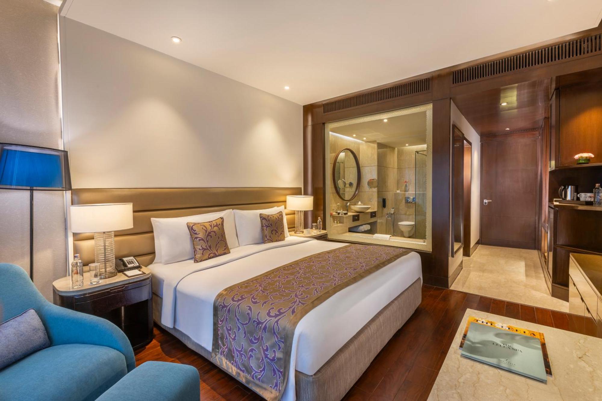 The Leela Ambience Convention Hotel Delhi Нью-Дели Экстерьер фото A room at the Taj Bengal
