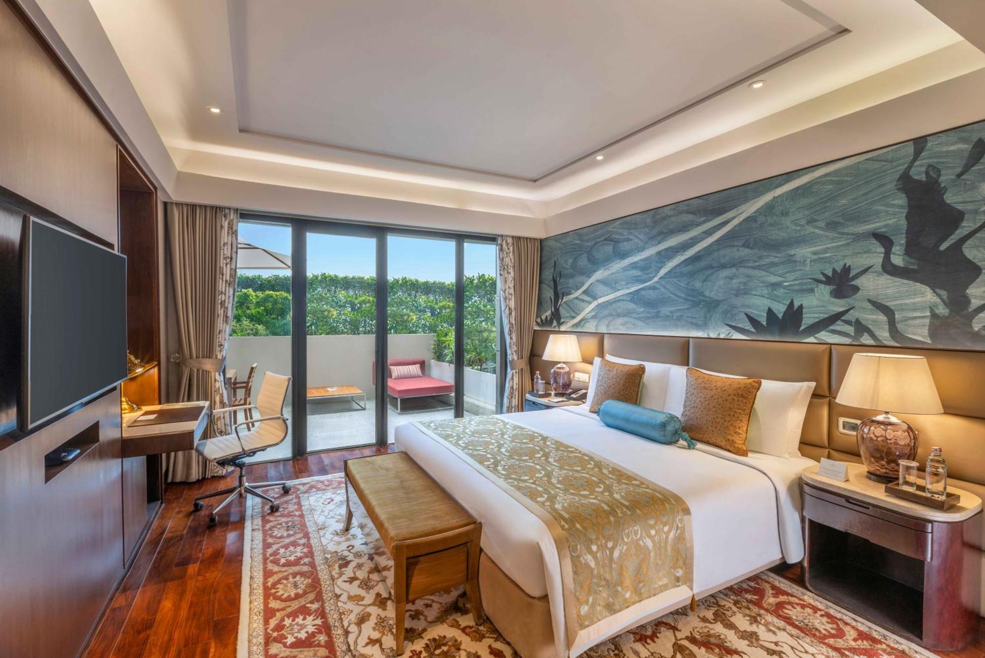 The Leela Ambience Convention Hotel Delhi Нью-Дели Экстерьер фото A bedroom at the hotel