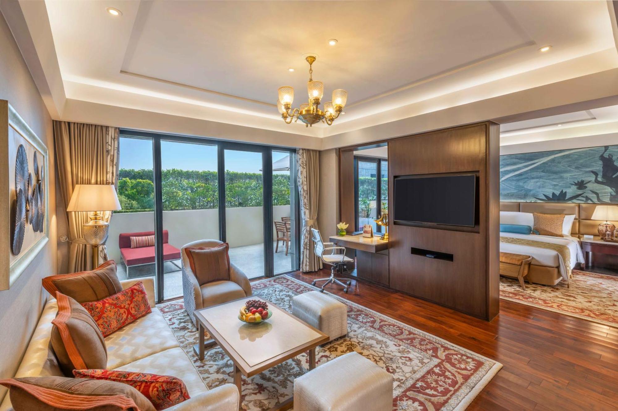 The Leela Ambience Convention Hotel Delhi Нью-Дели Экстерьер фото Suite at The Oberoi, Mumbai