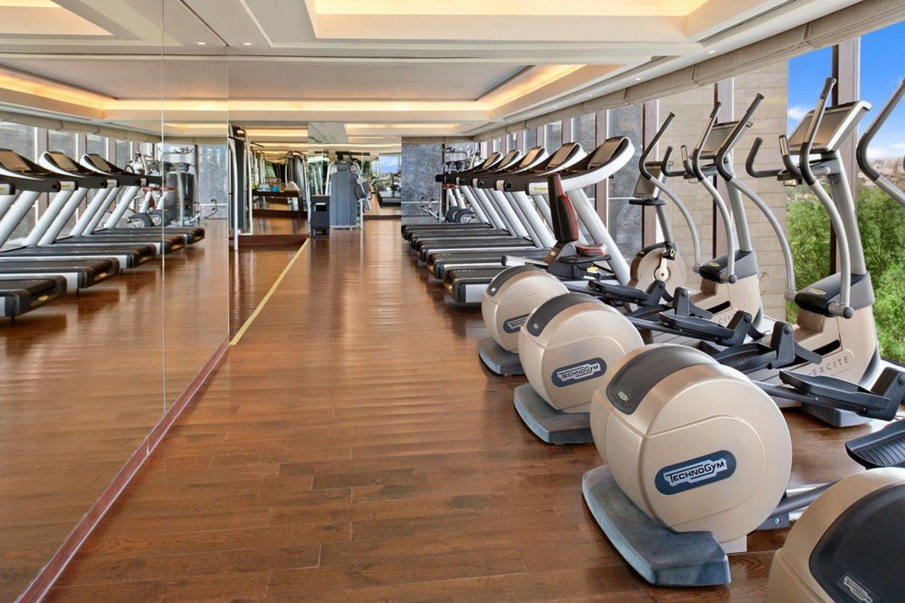 The Leela Ambience Convention Hotel Delhi Нью-Дели Экстерьер фото The gym at the hotel