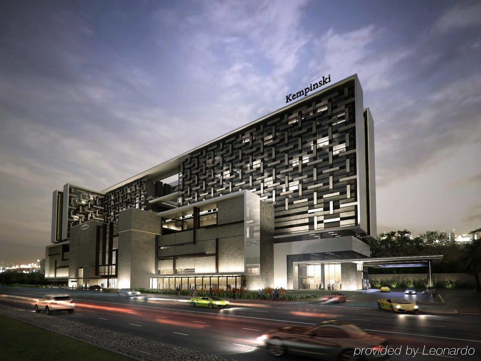 The Leela Ambience Convention Hotel Delhi Нью-Дели Экстерьер фото The hotel in 2012